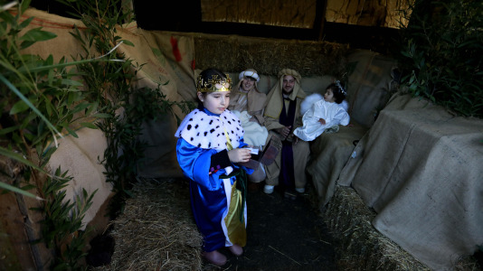 Bribes vuelve a mostrar la unión de sus vecions en un multitudinario Belén viviente (8)