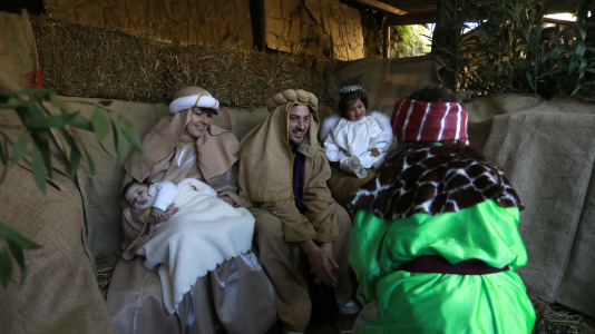 Bribes vuelve a mostrar la unión de sus vecions en un multitudinario Belén viviente (10)