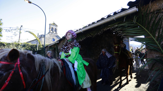 Bribes vuelve a mostrar la unión de sus vecions en un multitudinario Belén viviente (4)