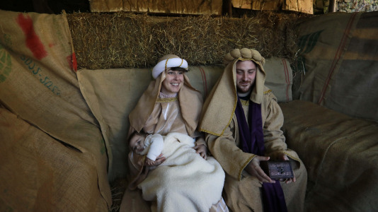 Bribes vuelve a mostrar la unión de sus vecions en un multitudinario Belén viviente (11)