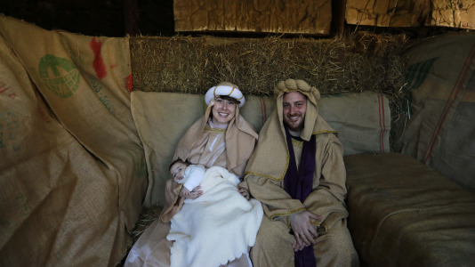 Bribes vuelve a mostrar la unión de sus vecions en un multitudinario Belén viviente (12)