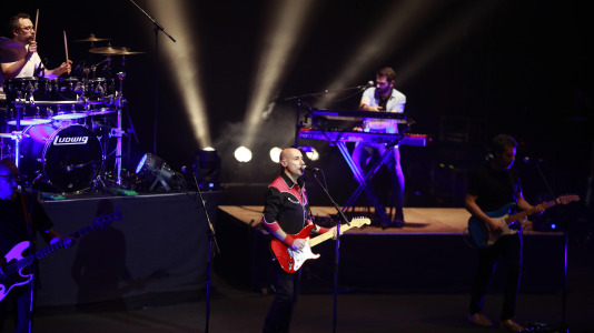 BROTHERS iN bAND es una banda de nueve músicos reconocida internacionalmente como la mejor banda homenaje a dIRE sTRAITS, la ban (15)