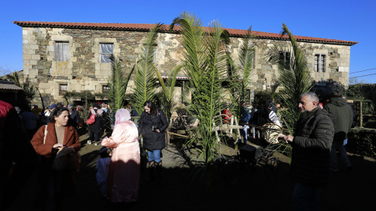 Bribes vuelve a mostrar la unión de sus vecions en un multitudinario Belén viviente (15)