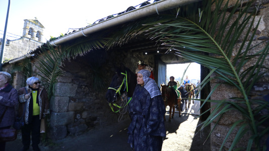 Bribes vuelve a mostrar la unión de sus vecions en un multitudinario Belén viviente (2)