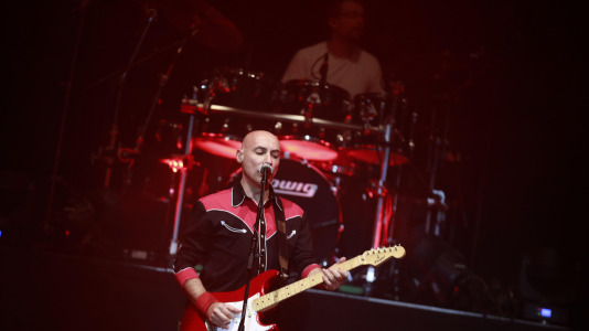 BROTHERS iN bAND es una banda de nueve músicos reconocida internacionalmente como la mejor banda homenaje a dIRE sTRAITS, la ban (4)