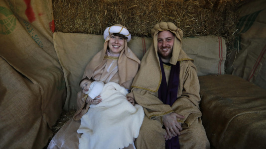 Bribes vuelve a mostrar la unión de sus vecions en un multitudinario Belén viviente (13)