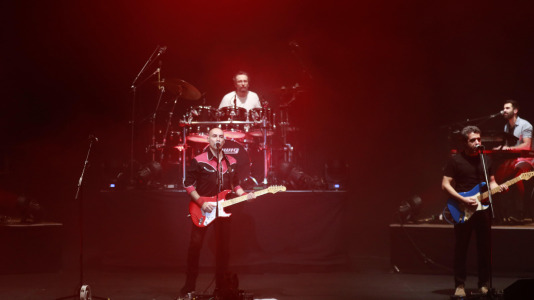 BROTHERS iN bAND es una banda de nueve músicos reconocida internacionalmente como la mejor banda homenaje a dIRE sTRAITS, la ban (5)