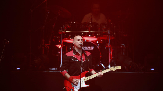 BROTHERS iN bAND es una banda de nueve músicos reconocida internacionalmente como la mejor banda homenaje a dIRE sTRAITS, la ban (23)