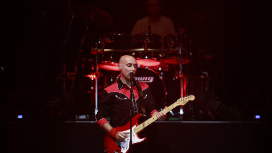 BROTHERS iN bAND es una banda de nueve músicos reconocida internacionalmente como la mejor banda homenaje a dIRE sTRAITS, la ban (1)