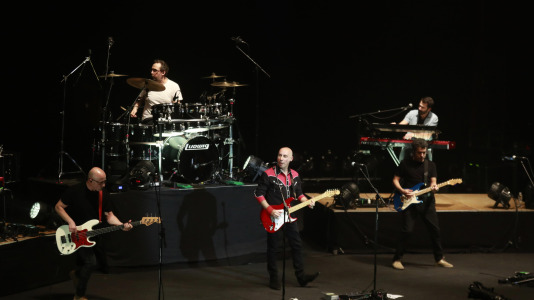 BROTHERS iN bAND es una banda de nueve músicos reconocida internacionalmente como la mejor banda homenaje a dIRE sTRAITS, la ban (12)