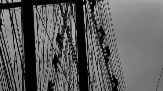 El rey Felipe y la reina Letizia despiden a la princesa Leonor al embarcar en el buque escuela de la Armanda Juan Sebastián Elcano @ Román Ríos (EFE) (32)