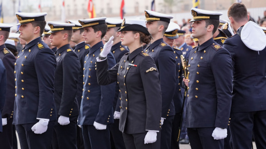 El rey Felipe y la reina Letizia despiden a la princesa Leonor al embarcar en el buque escuela de la Armanda Juan Sebastián Elcano @ Román Ríos (EFE) (16)