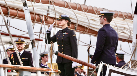 El rey Felipe y la reina Letizia despiden a la princesa Leonor al embarcar en el buque escuela de la Armanda Juan Sebastián Elcano @ Román Ríos (EFE) (21)