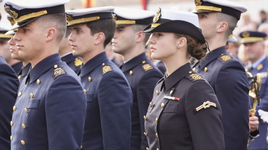 El rey Felipe y la reina Letizia despiden a la princesa Leonor al embarcar en el buque escuela de la Armanda Juan Sebastián Elcano @ Román Ríos (EFE) (26)
