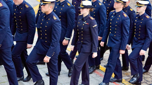 El rey Felipe y la reina Letizia despiden a la princesa Leonor al embarcar en el buque escuela de la Armanda Juan Sebastián Elcano @ Román Ríos (EFE) (13)