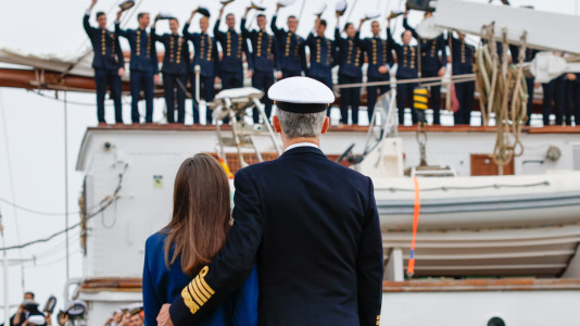 El rey Felipe y la reina Letizia despiden a la princesa Leonor al embarcar en el buque escuela de la Armanda Juan Sebastián Elcano @ Román Ríos (EFE) (15)