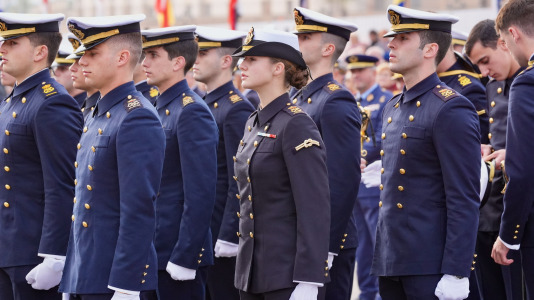El rey Felipe y la reina Letizia despiden a la princesa Leonor al embarcar en el buque escuela de la Armanda Juan Sebastián Elcano @ Román Ríos (EFE) (22)