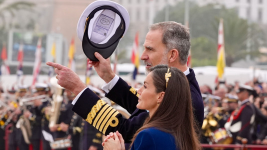 El rey Felipe y la reina Letizia despiden a la princesa Leonor al embarcar en el buque escuela de la Armanda Juan Sebastián Elcano @ Román Ríos (EFE) (19)