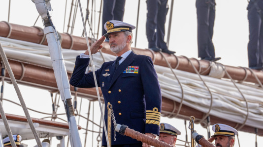 El rey Felipe y la reina Letizia despiden a la princesa Leonor al embarcar en el buque escuela de la Armanda Juan Sebastián Elcano @ Román Ríos (EFE) (5)