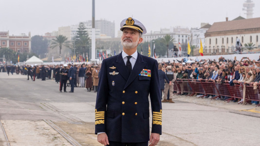 El rey Felipe y la reina Letizia despiden a la princesa Leonor al embarcar en el buque escuela de la Armanda Juan Sebastián Elcano @ Román Ríos (EFE) (18)