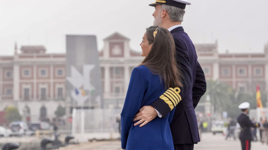 El rey Felipe y la reina Letizia despiden a la princesa Leonor al embarcar en el buque escuela de la Armanda Juan Sebastián Elcano @ Román Ríos (EFE) (14)