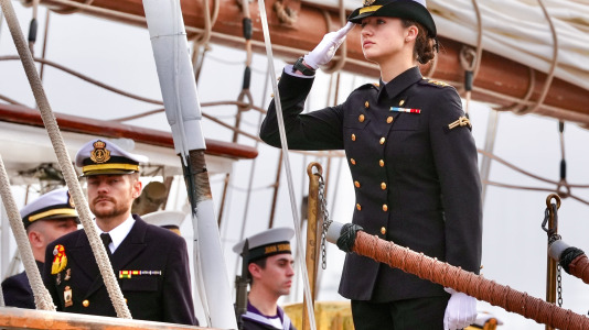 El rey Felipe y la reina Letizia despiden a la princesa Leonor al embarcar en el buque escuela de la Armanda Juan Sebastián Elcano @ Román Ríos (EFE) (10)