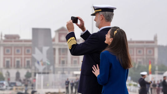 El rey Felipe y la reina Letizia despiden a la princesa Leonor al embarcar en el buque escuela de la Armanda Juan Sebastián Elcano @ Román Ríos (EFE) (4)