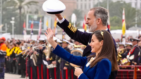 El rey Felipe y la reina Letizia despiden a la princesa Leonor al embarcar en el buque escuela de la Armanda Juan Sebastián Elcano @ Román Ríos (EFE) (8)