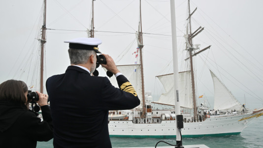 El rey Felipe y la reina Letizia despiden a la princesa Leonor al embarcar en el buque escuela de la Armanda Juan Sebastián Elcano @ Román Ríos (EFE) (7)