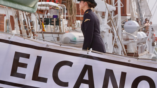 El rey Felipe y la reina Letizia despiden a la princesa Leonor al embarcar en el buque escuela de la Armanda Juan Sebastián Elcano @ Román Ríos (EFE) (1)