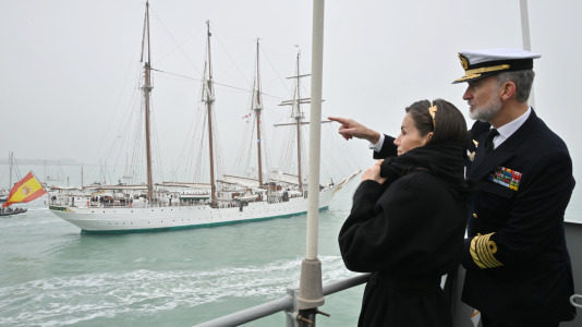 El rey Felipe y la reina Letizia despiden a la princesa Leonor al embarcar en el buque escuela de la Armanda Juan Sebastián Elcano @ Román Ríos (EFE) (28)