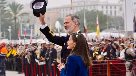 El rey Felipe y la reina Letizia despiden a la princesa Leonor al embarcar en el buque escuela de la Armanda Juan Sebastián Elcano @ Román Ríos (EFE) (2)