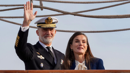 El rey Felipe y la reina Letizia despiden a la princesa Leonor al embarcar en el buque escuela de la Armanda Juan Sebastián Elcano @ Román Ríos (EFE) (3)