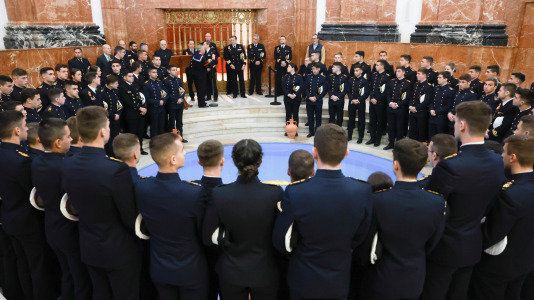 La princesa Leonor y sus compañeros antes de embarcar en el buque escuela Juan Sebastián Elcano @ Casa Real (2)