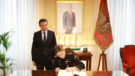 La princesa Leonor y sus compañeros antes de embarcar en el buque escuela Juan Sebastián Elcano @ Casa Real (1)