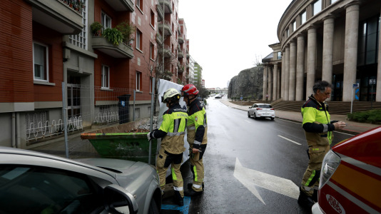 Los bomberos aseguran una valla de obra en A Coruña @ Patricia G. Fraga (5)