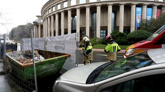 Los bomberos aseguran una valla de obra en A Coruña @ Patricia G. Fraga (3)