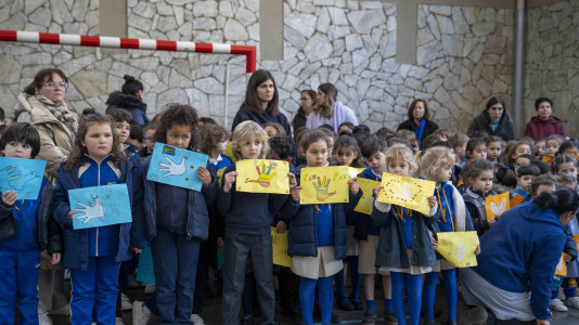 Alumnos y profesores se unen por la paz (18)