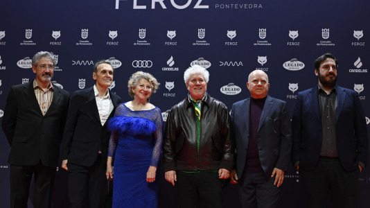 Director Pedro Almodóvar (c), que presenta la película La habitación de al lado