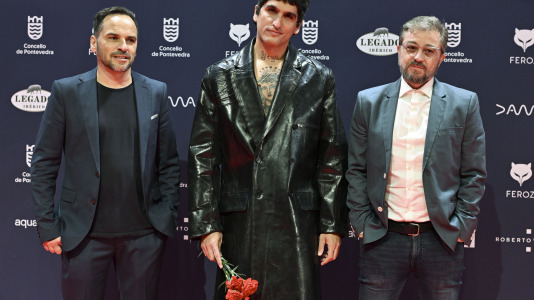 El actor Daniel Fernández Pozo, La Dani, posa junto a los guionistas Javier Durán (d) y Diego Soto (i),