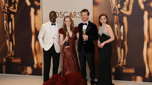 Victoria Warmerdam y Trent posan junto a Sterling K. Brown y Ana de Armas