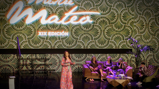 La presentadora del evento, Lucía Veiga, junto al grupo The Vacas/Cabalar