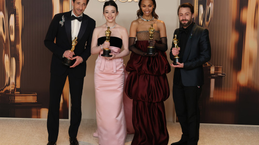 Adrien Brody (i), Mikey Madison (2 i), Zoe Saldaña (2 d) y Kieran Culkin