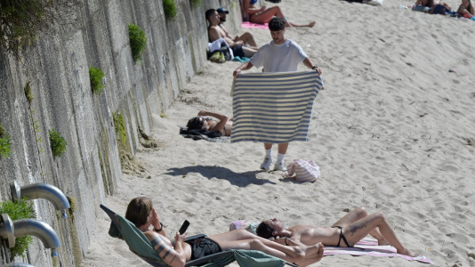 Los coruñeses disfrutan de un soleado último día de marzo @Javier Albores (11)