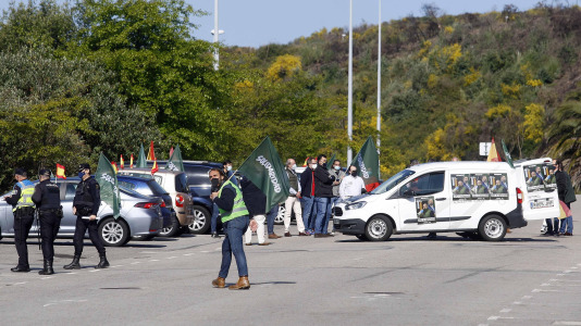 Vox organizó una pequeña caravana de coches que salió del polígono de Vío. Quintana