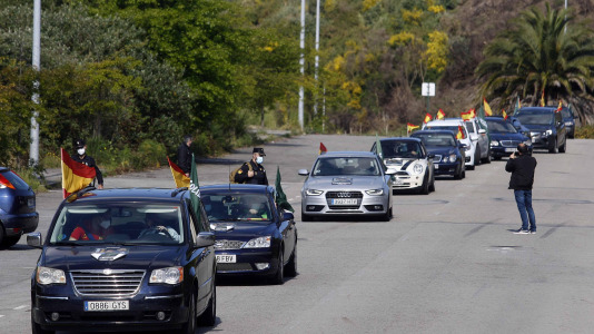 Vox organizó una pequeña caravana de coches que salió del polígono de Vío. Quintana