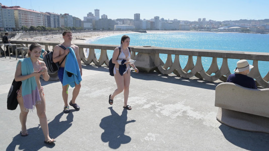 Los coruñeses disfrutan de un soleado último día de marzo @Javier Albores (1)