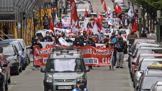 Miles de trabajadores de A Coruña protestan para exigir mejoras laborales. Quintana