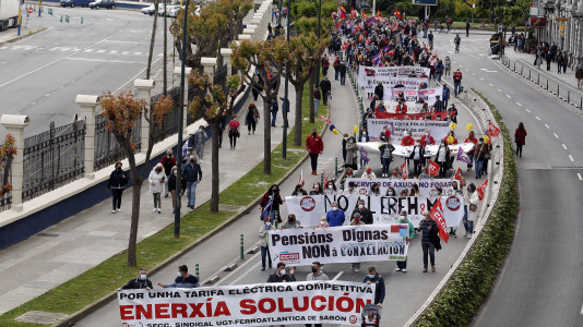 Miles de trabajadores de A Coruña protestan para exigir mejoras laborales. Quintana