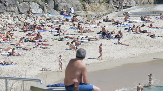 Los coruñeses disfrutan de un soleado último día de marzo @Javier Albores (5)